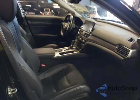 2018 Honda Accord Touring z USA, uszkodzony, nr VIN 1HGCV1F98JA053620